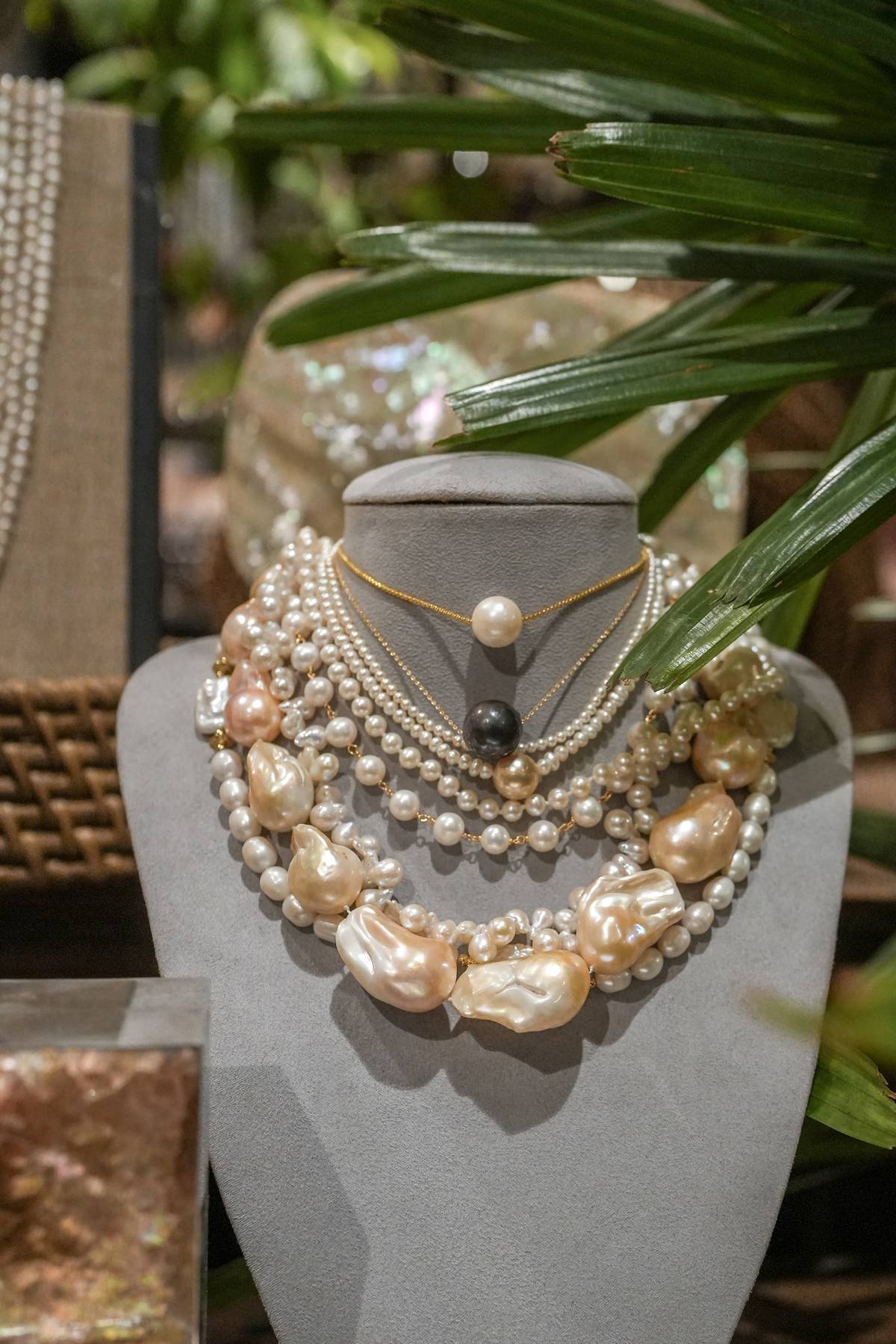 LAYERED necklace with mixed pearls.
